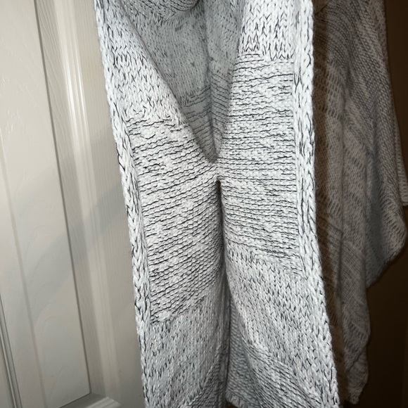 Universal Thread Sweater - Picture 3 of 6